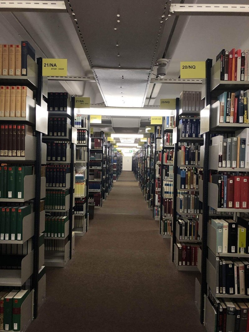 図書館内の本棚