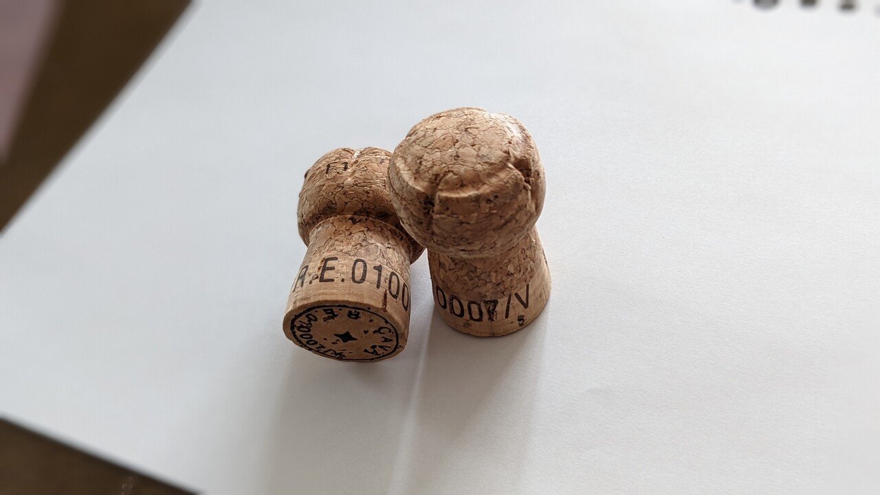 ワインコルクを再利用 箸置きに工作してみた話 切断 断面加工で悪戦苦闘 みかみ Note ワインコルクを再利用 箸置きに工作してみた話 切断 断面加工で悪戦苦闘 みかみ Note