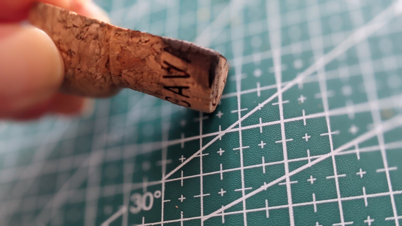 ワインコルクを再利用 箸置きに工作してみた話 切断 断面加工で悪戦苦闘 みかみ Note ワインコルクを再利用 箸置きに工作してみた話 切断 断面加工で悪戦苦闘 みかみ Note