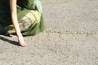 ものを拾う時は 膝も曲げて腰を落とすようにすると 太ももの力も ものを拾う時は 膝も曲げて腰を落とすようにすると 太ももの力も