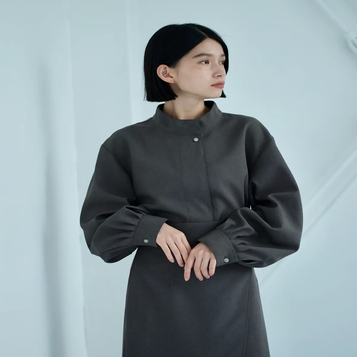 【出品3/19まで】新品未使用foufou グレーハイネックブラウス ≪通常販売≫high neck blouse（ハイネックブラウス） – THE MUSEUM foufou
