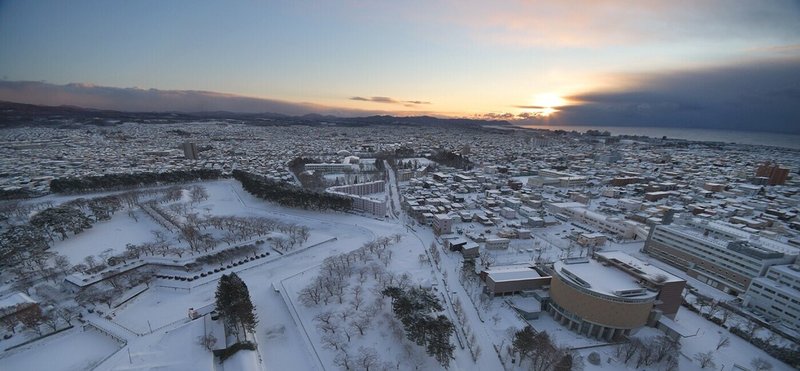 【JPG画像】五稜郭タワーの展望台から見た函館の初日の出(2022.01.01,7:10頃撮影)