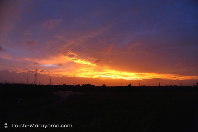 嵐のあとの黄昏、   毎回、燃えるような素晴らしい色がでます。  今日も凄かった。。  「嵐のあとの黄昏」 http://taichi-maruyama.com/blog/dusk/