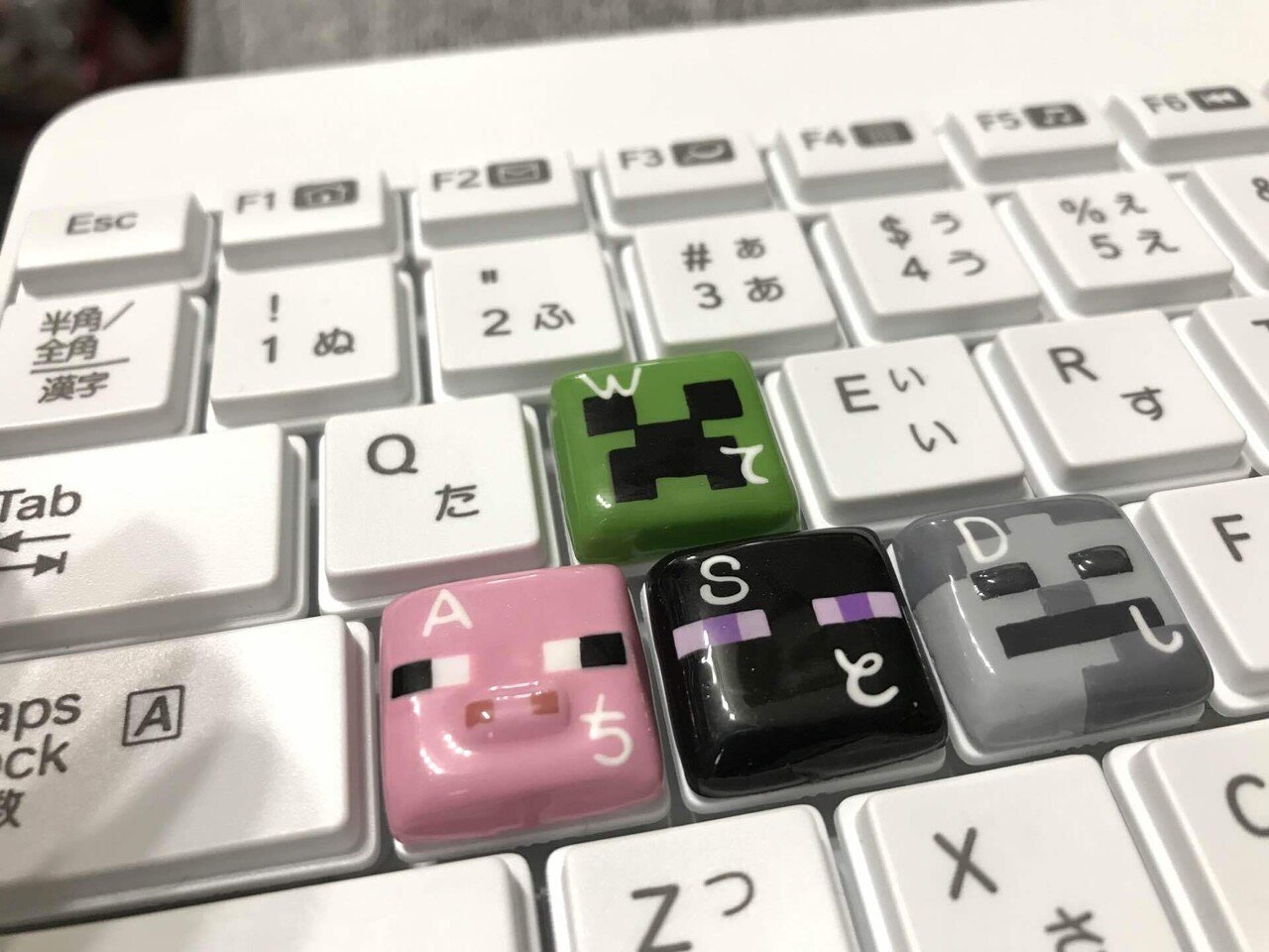 相方が なんか作ってた W マイクラやるのにマイクラ仕様のキーボードになっていた W もちろん全部手作業手描き作品です W 器用にも程がある という事で今年も個性的な作品を創っていくと思われます キャットホース三世 Note