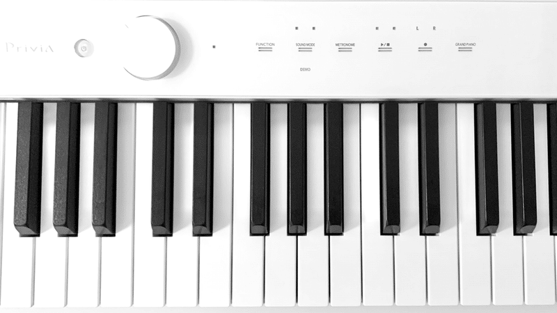ちょっと背伸びして買った白い電子ピアノ