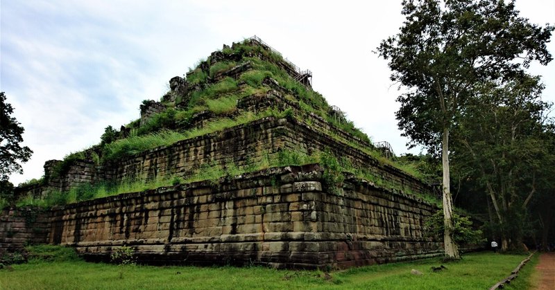 東南アジアの風景 (36) カンボジア｜コーケー遺跡のピラミッド