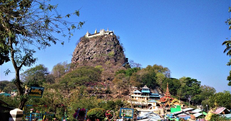 東南アジアの風景 (37) ミャンマー｜タウン・カラット｜奇岩の上に建つ寺院