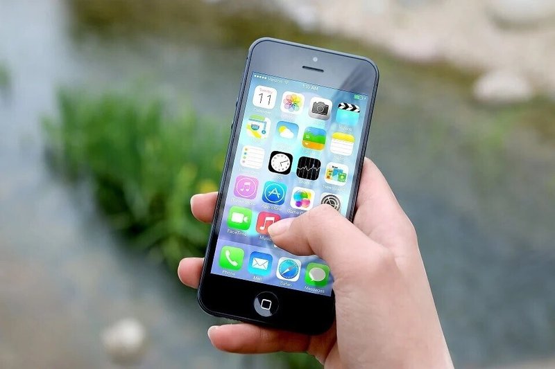 スマートフォン・iPhone・アプリ・タップ・手に持つ・操作