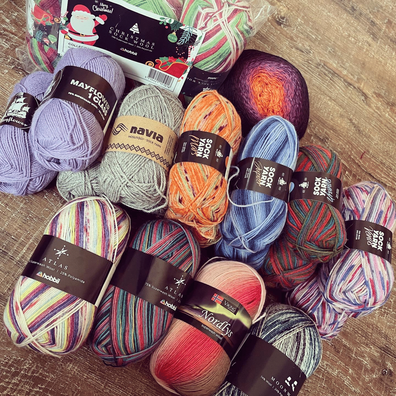 手染め糸,海外糸,ソックヤーン 魔女暮らし日記 1.7.2022｜黒猫魔術店