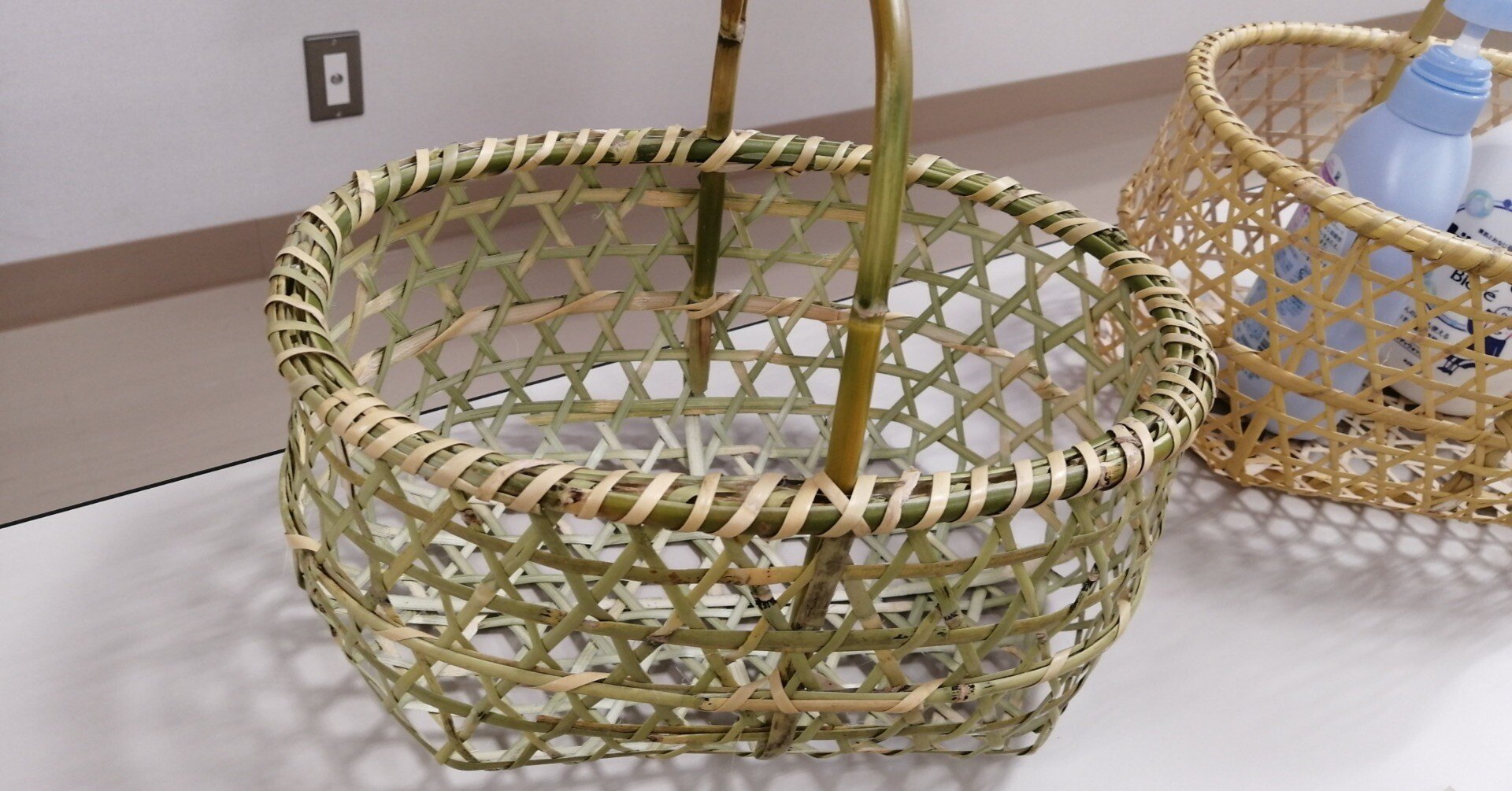 竹細工のりんごかご｜ミカミアカネ