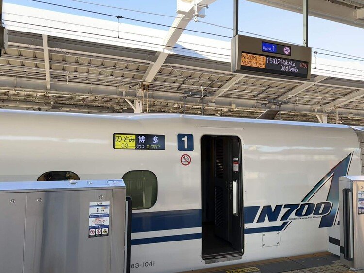 明日奈良橿原市で用があり、今日は宝塚市前泊。新横浜と小田原の間の沿線で火災があり、ダイヤが乱れていた。指定席券を取っていたが、列車を変えて自由席に乗る。西武新宿線の電車よりも列車の発車間隔は短いので、列車を指定しなければ、不都合はない。