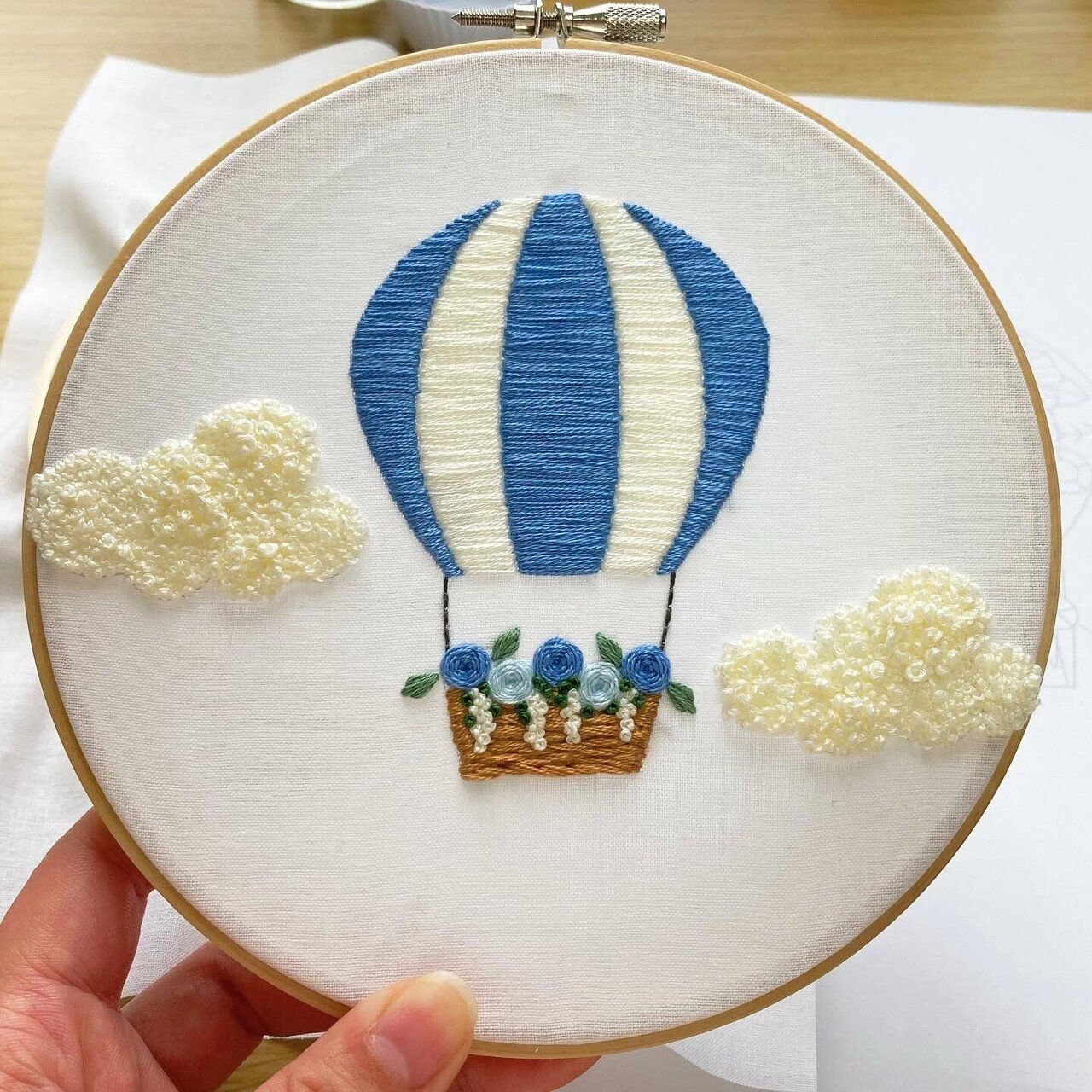 気球の刺繍をしていたはずが、素敵なリースが出来あがりました｜はな