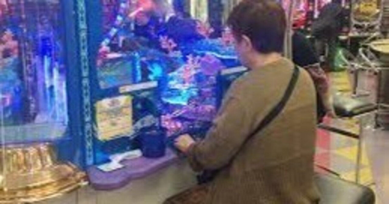 105 ゲームセンターのメダルゲームコーナーのデカい台で、大量のメダルを操る高齢者の正体。｜ノッキングパパの「心のノート」