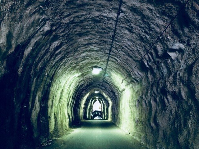 先の見えないトンネル