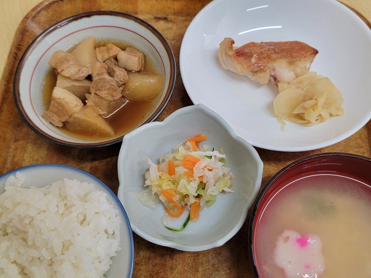 デイサービスのご飯 今日は カレイの柚子味噌焼き 豚肉と大根のコーラ煮 おはづけ 味噌汁 です 今日もごちそうさまでした ぱわ太の幸せ実感ノート Note