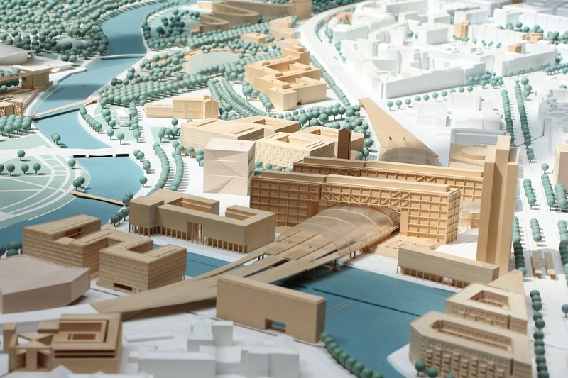 03ベルリンの都市計画を反映した模型。建設前のものは白、すでに建設されているものは茶色に色分けされている(撮影：髙橋真樹）