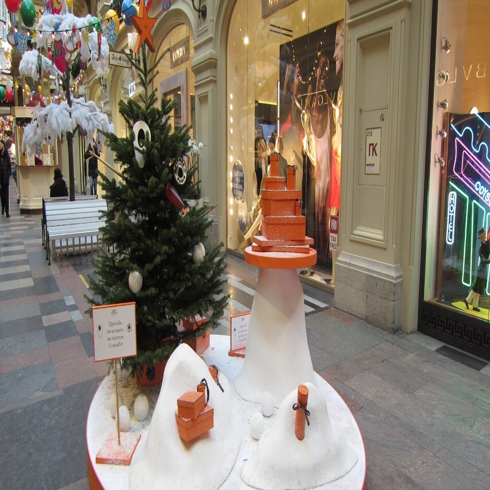 1月7日のロシア正教のクリスマス後のグム百貨店のヨールカ チェブラーシカ Note