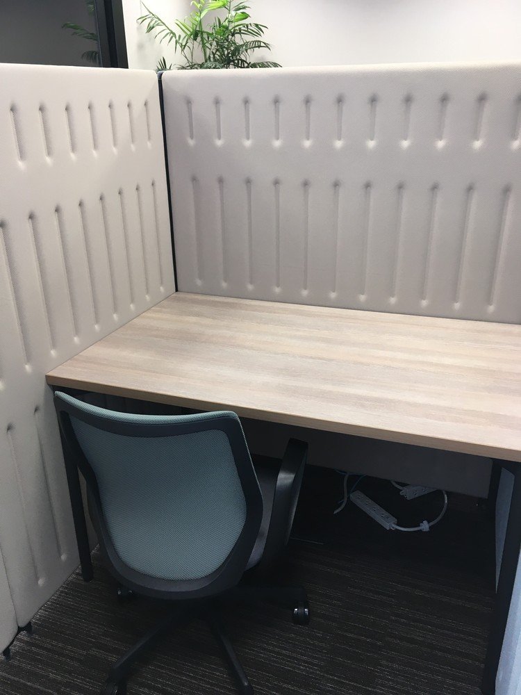 制作の効率を上げるため、シェアオフィスの半個室・固定席をアトリエとして使ってみることにしました。
