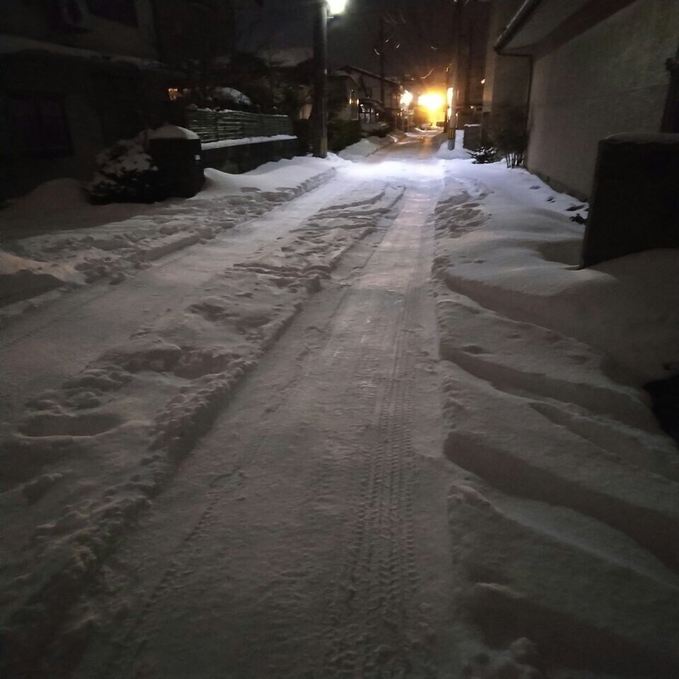 あきた暮らし スタックしてる車多発 路地は10cmくらいの凍りの上に積もった雪でワダチが とんぷぅ Note