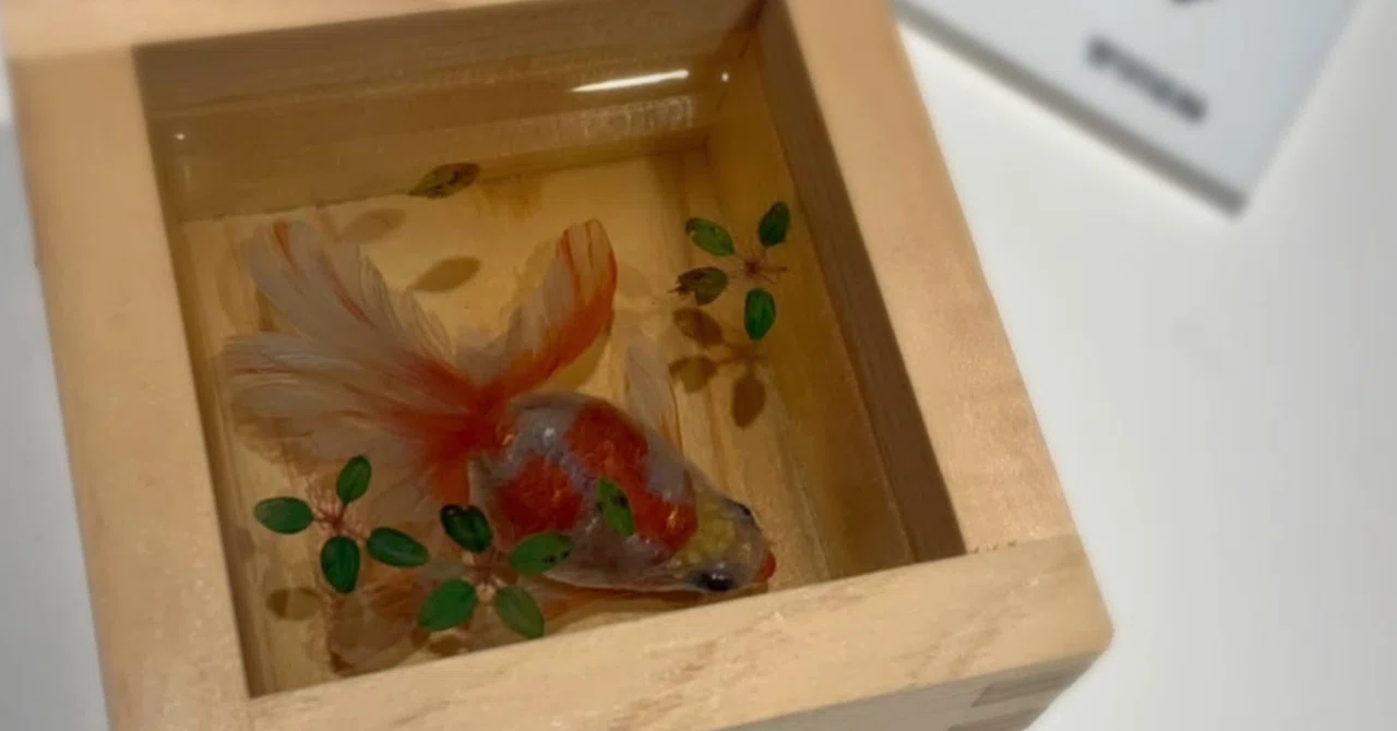 金色の背景に泳ぐ金魚と松の美しいアート作品。