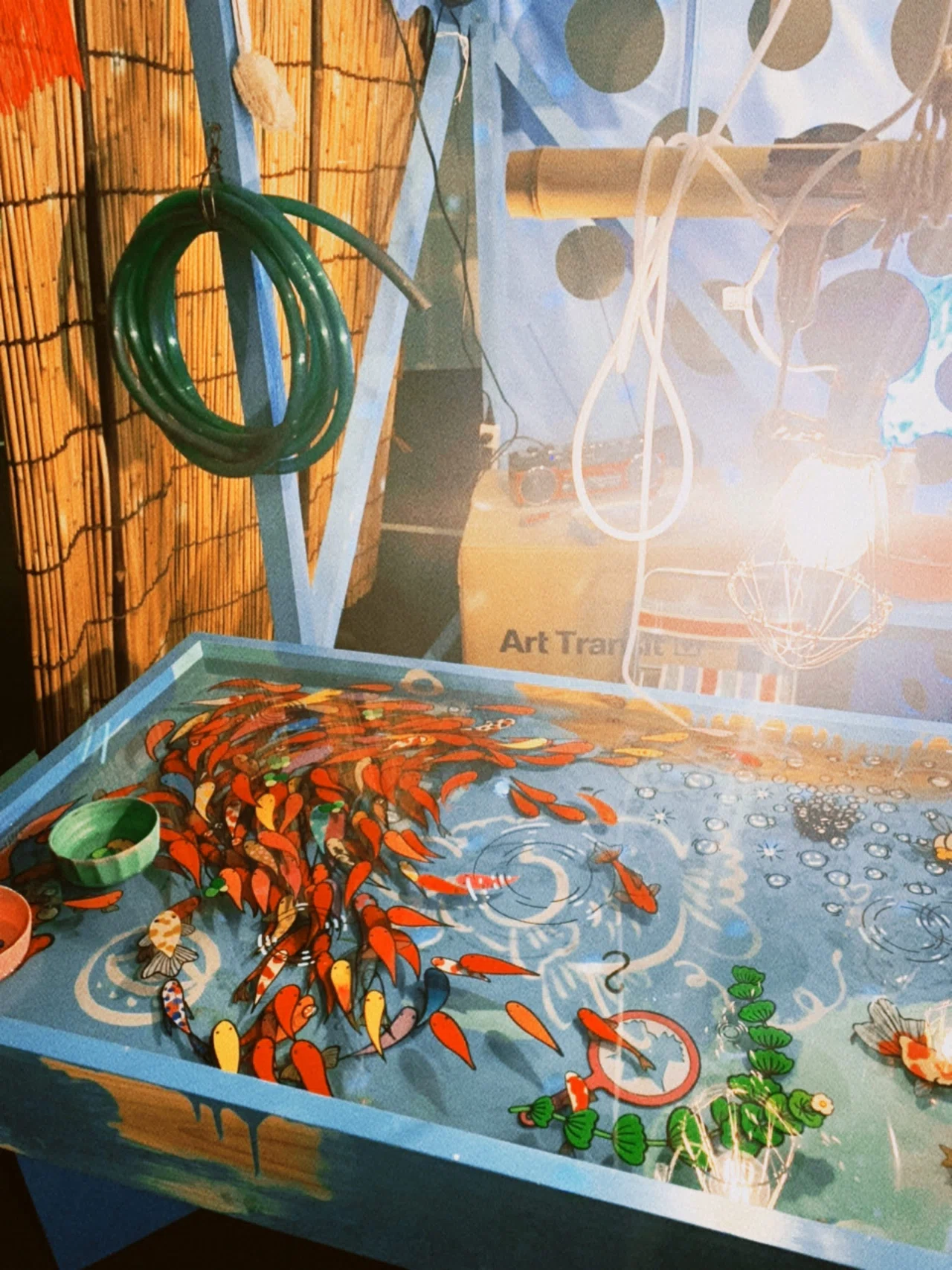 記憶を泳ぐ魚 「金魚絵師 深堀隆介」展｜ビリー