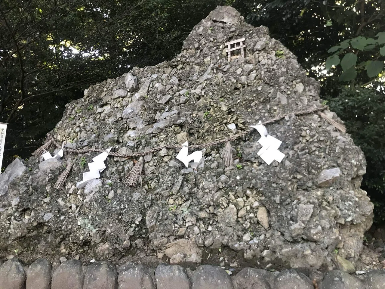 君が代の歌詞の『さざれいしの』を知りました｜まるはな農園