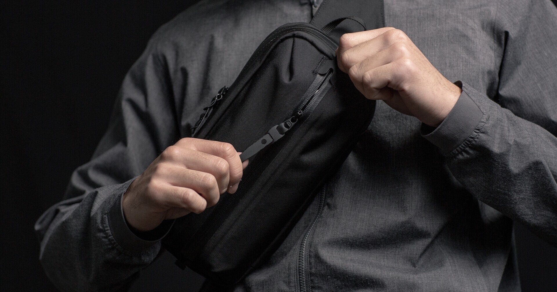 カバンを企画することを諦めさせた機能性の塊 「TECK KIT SLING