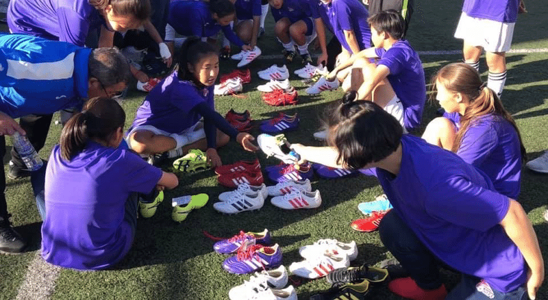 モンゴル女子代表選手たちに靴を寄付した。