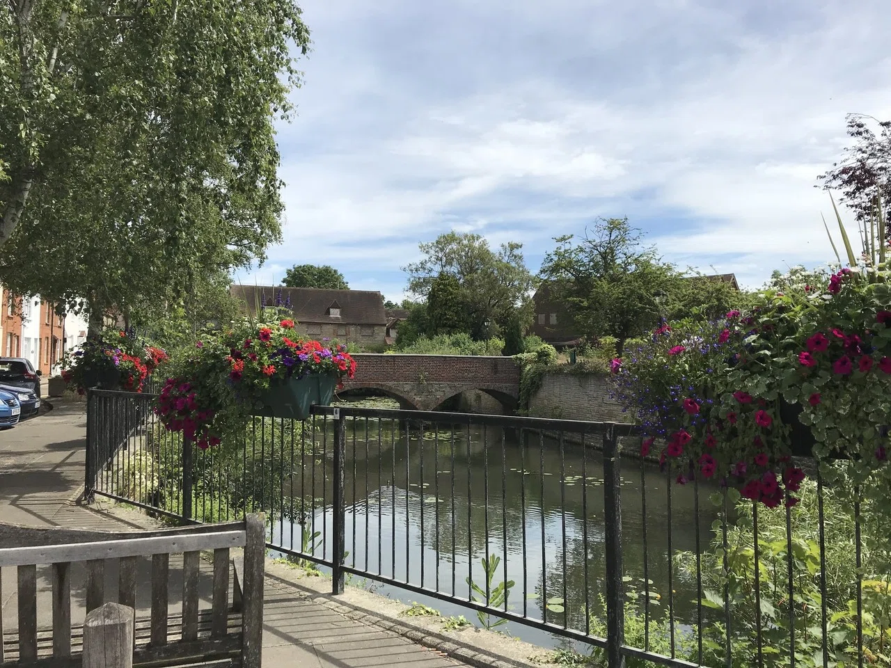 イギリスの街 テムズ川沿いの街 Rose Garden Note