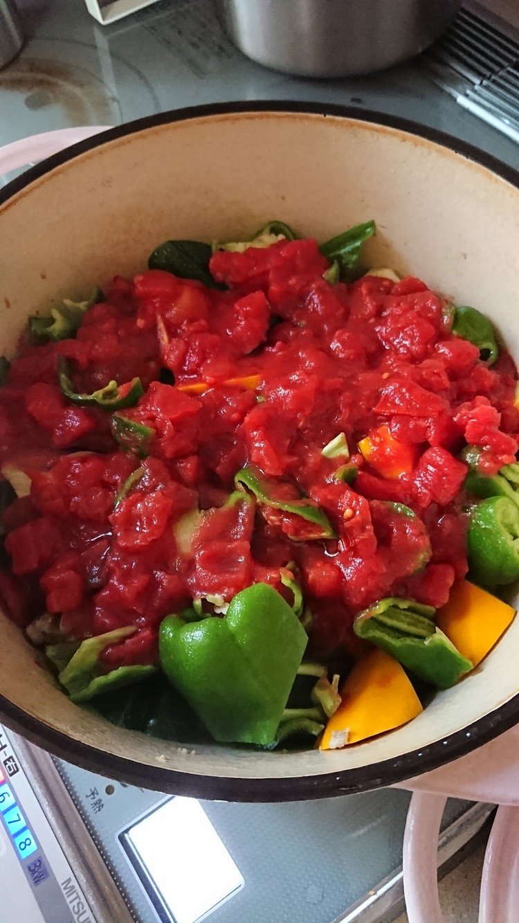 創作中の手羽先と緑黄色野菜のトマト煮込み。ピンクの鍋で煮込む。この暑い日に煮込み料理なんて～！ でも暑い日に食べたくなるから仕方ない！！