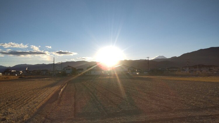 おはようございます。🙋　今朝の甲府盆地は冷たい風が吹いていますが天気は快晴です。🌞　写真は今朝の甲府盆地の日の出です。🌄