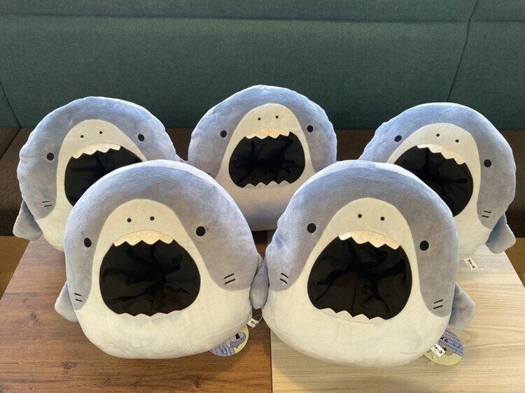 サメーズ」まんまるもちもち口あきぬいぐるみXL(全2種)のご紹介