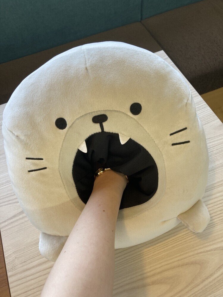 サメーズ」まんまるもちもち口あきぬいぐるみXL(全2種)のご紹介