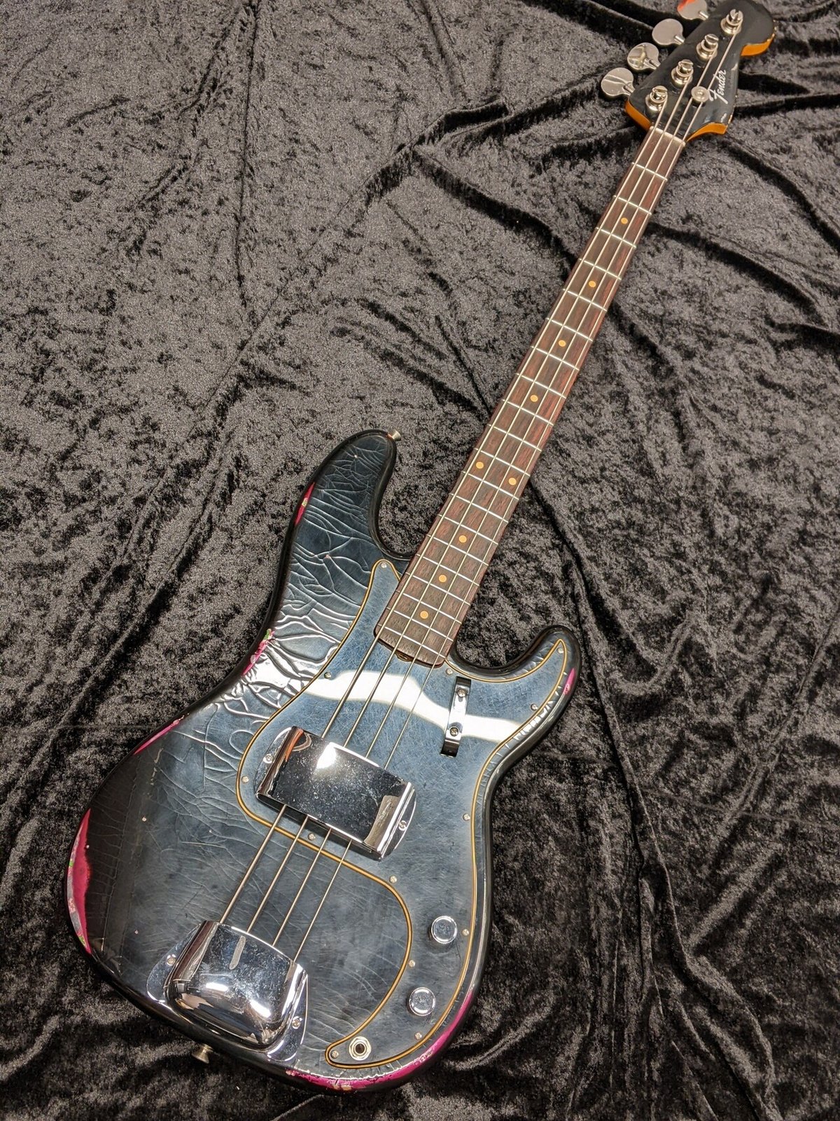 Fender Custom Shop “1968 Precision Bass Relic -Black over Pink 