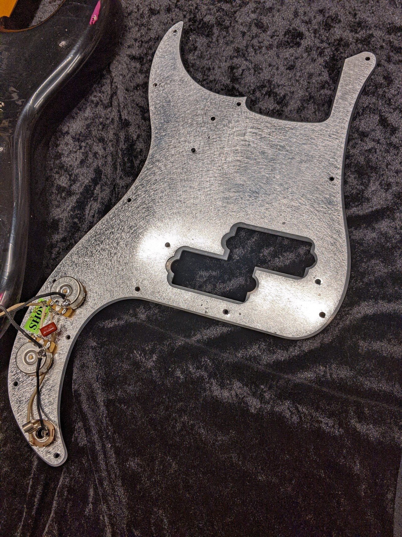 Fender Custom Shop “1968 Precision Bass Relic -Black over Pink