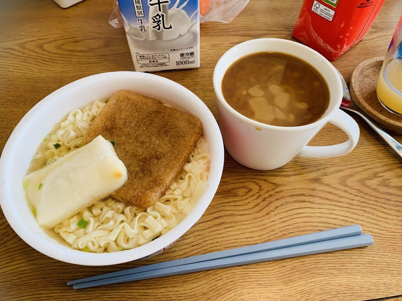 朝ごはん カインズのきつねうどんに餅を焼いてイン コーヒーも淹れました そういえばコストコのコーヒーまた好きなの買えたよ 復活してた あとコストコの リンゴジュース さすがに残り本数減ってきた ちぃ Note