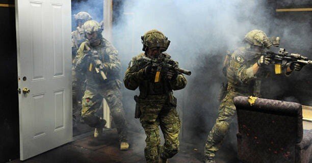 FLYEE プレートキャリア　FBI HRT SWAT FLYEE プレートキャリア FBI HRT SWAT FLYEE プレートキャリア FBI HRT