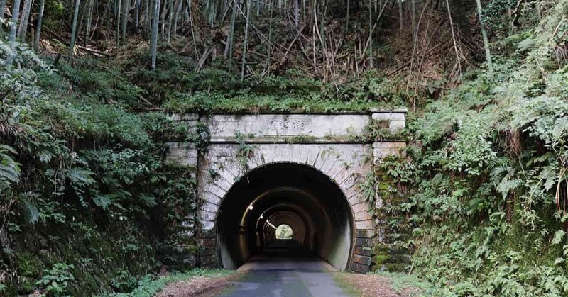 130年以上も前に掘られた宮津の国登録有形文化財「撥雲洞トンネル」