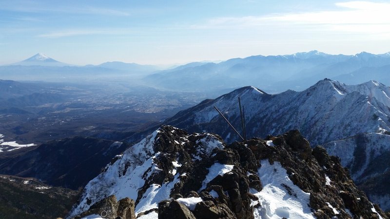 春の赤岳から見る富士山