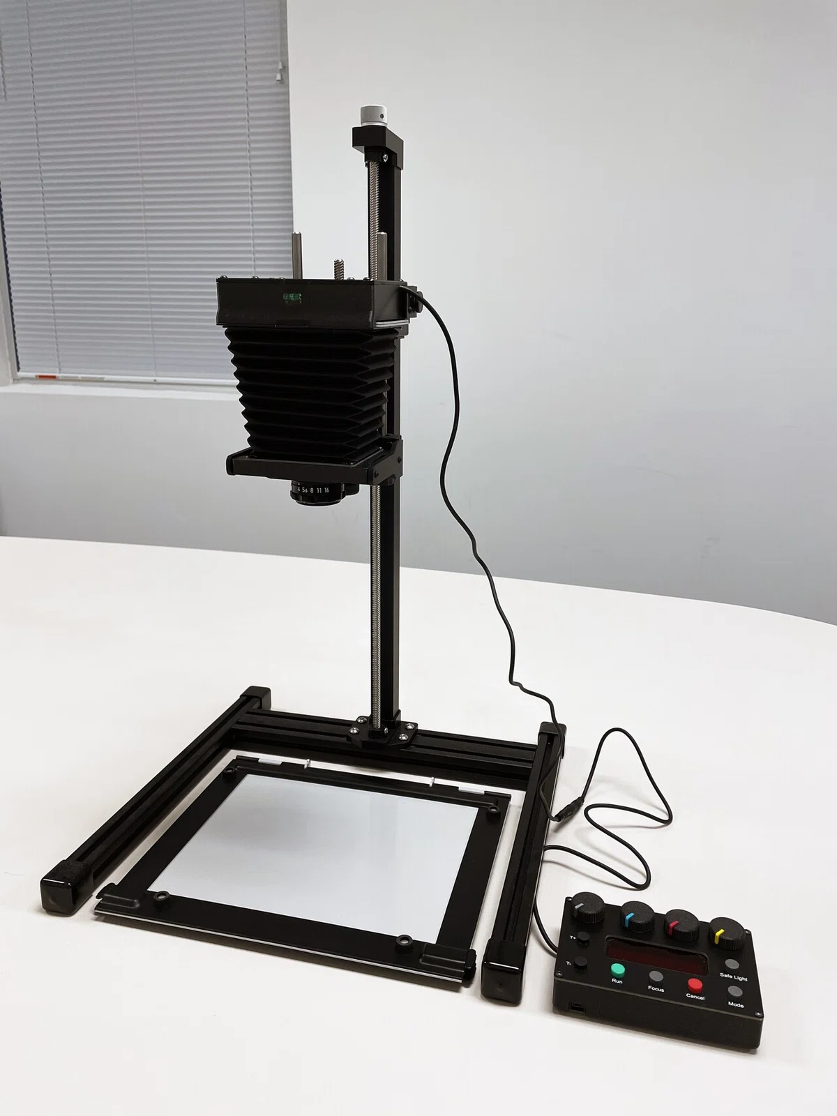 コンパクトな引き伸ばし機「The Intrepid Compact Enlarger」が届いた 