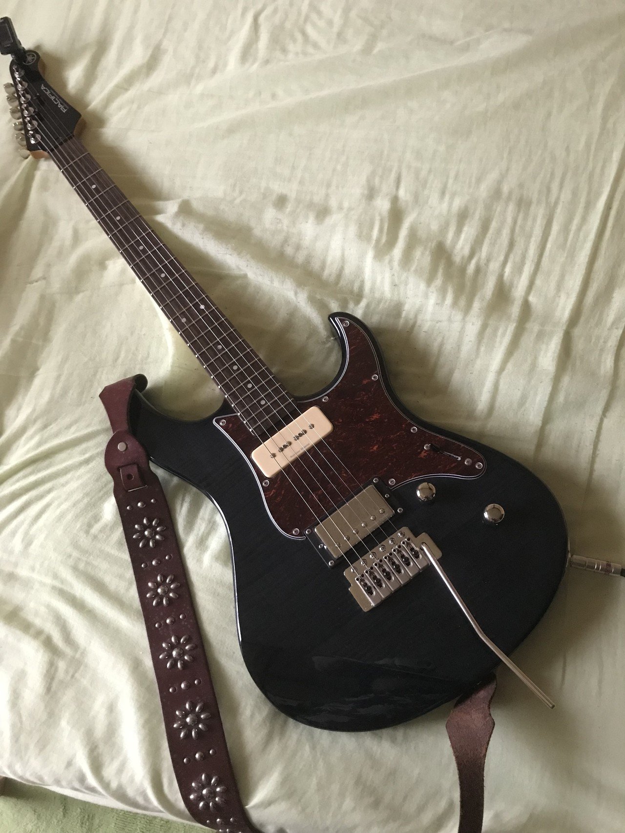 新しいギターが届いた グローバーロックペグ Wilkinsonブリッジ フロント のp 90 コイルタップ可能なリアハム 鼈甲ピックガード ボディカラー 弾きやすさなど私がアーム付きギターに求める要素全部 ハタマサミチ Note