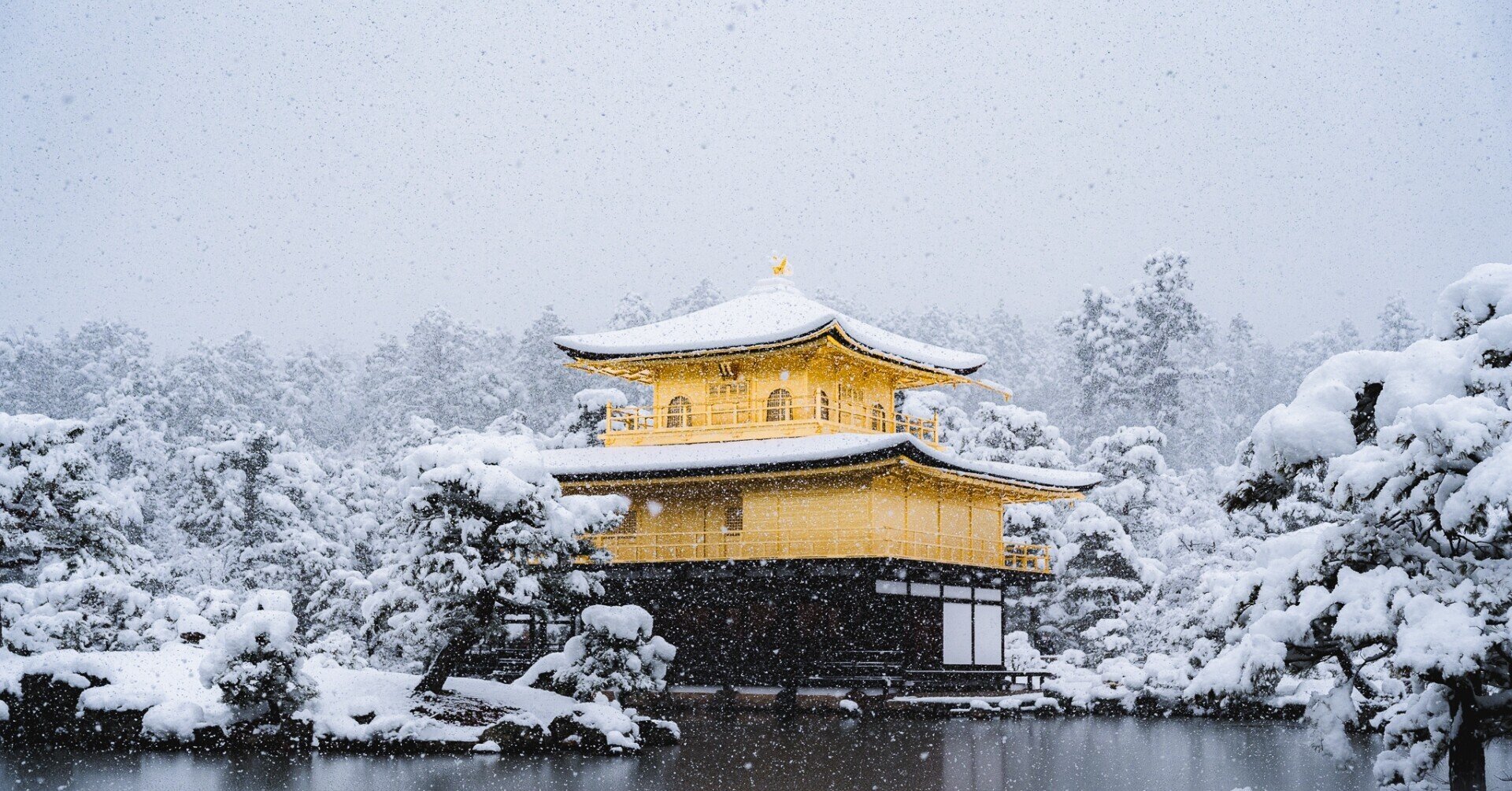 雪と金閣寺の絶景｜Kazuki〈旅と写真、時々お酒〉