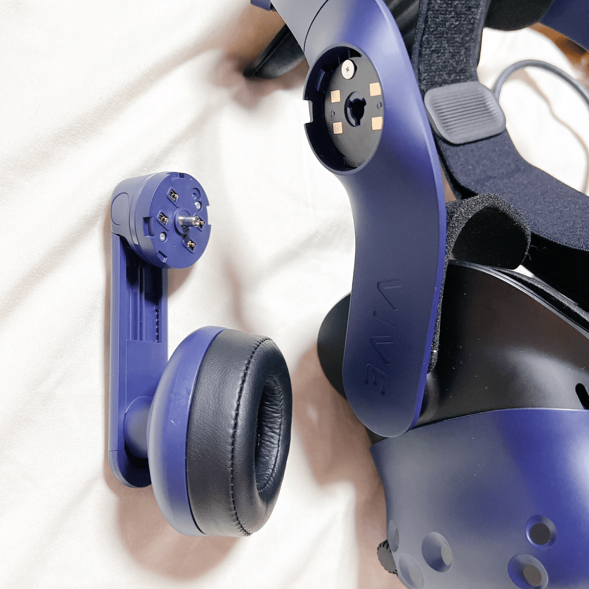 HTC VIVE PROで、ヘッドセット/ヘッドホン/イヤホンを使えるよう HTC VIVE PROで、ヘッドセット/ヘッドホン/イヤホンを使えるよう