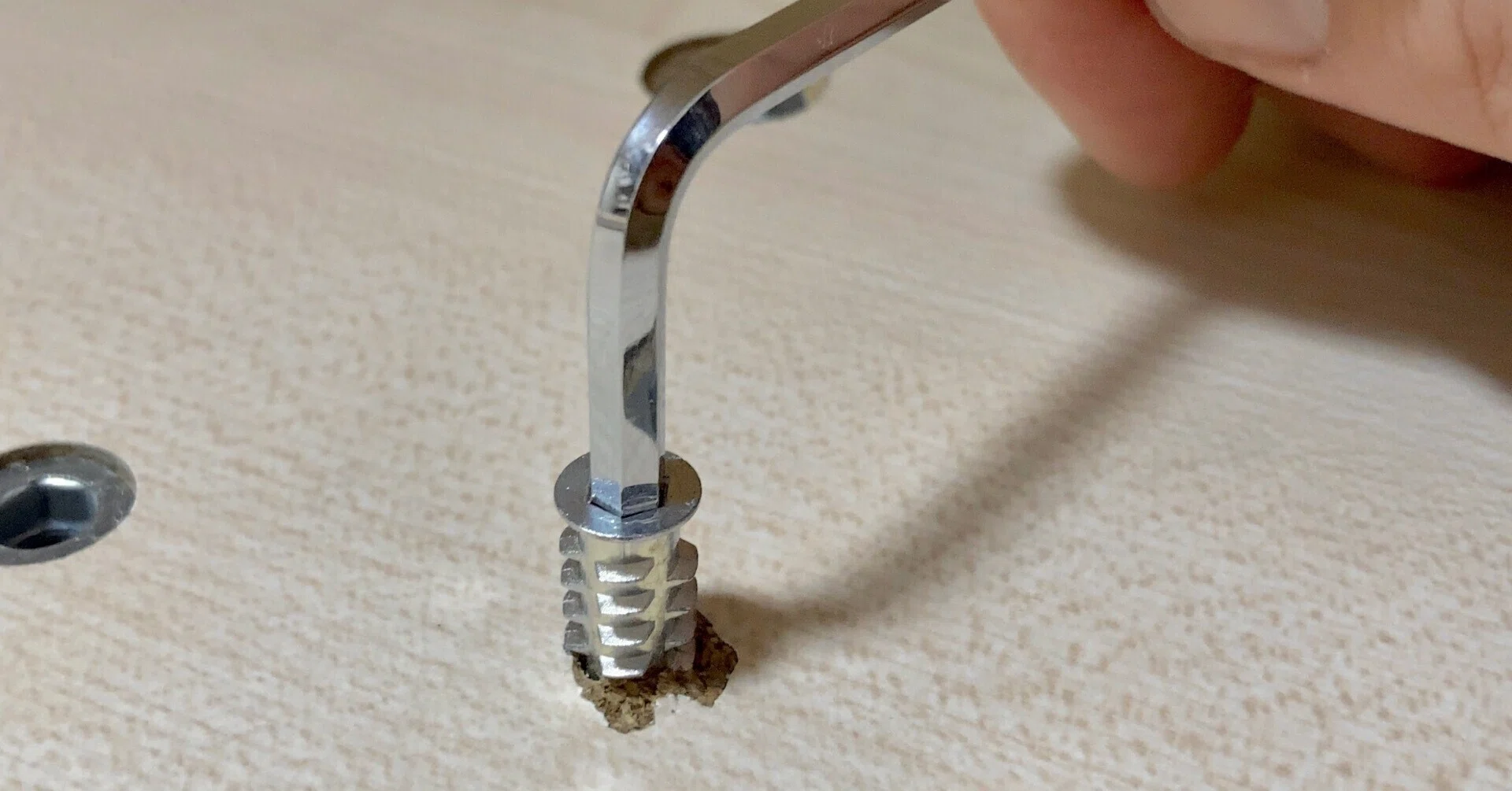 電動昇降デスク(Flexispot)の鬼目ナット化｜tan^2