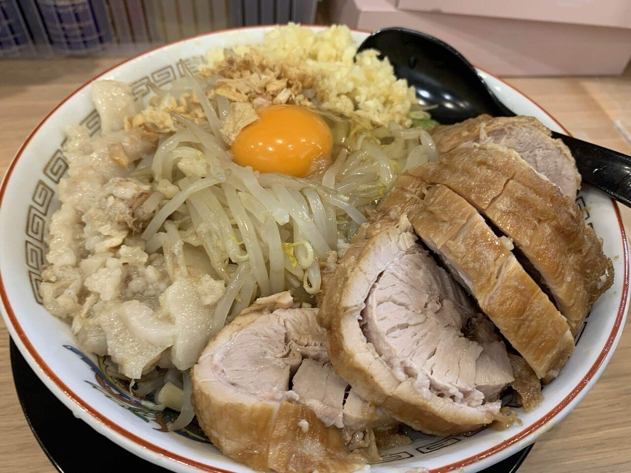 汁なし子ぶた ニンニクマシマシヤサイアブラカラメ』ラーメン豚