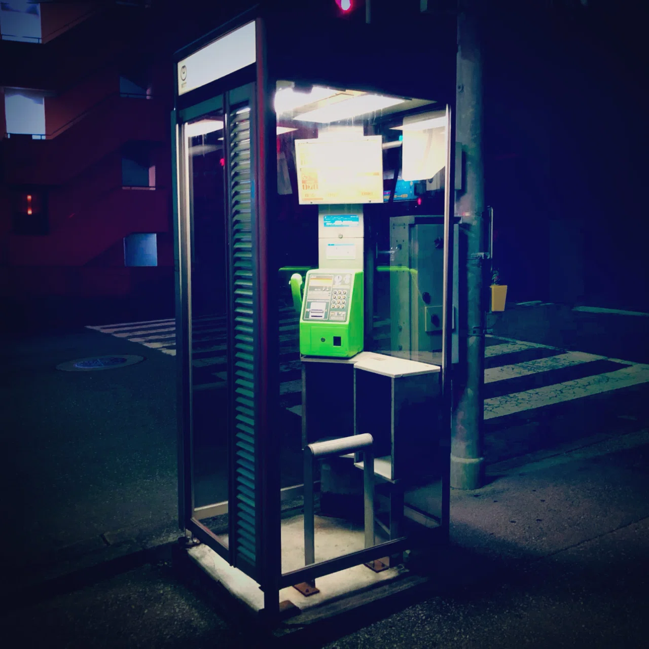 深夜の電話ボックス よくよく考えてみると 電話ボックスって国ごとに違う気がする 当たり前すぎたと思うが この電話ボックスも世界から見たら珍しいんじゃないだろうか そんなことを考えた今日この頃 シンヤ 仮 の羅針盤 325本投稿中 Note 深夜の電話ボックス よくよく考えてみると 電話ボックスって国ごとに違う気がする 当たり前すぎたと思うが この電話ボックスも世界から見たら珍しいんじゃないだろうか そんなことを考えた今日この頃 シンヤ 仮 の羅針盤 325本投稿中 Note