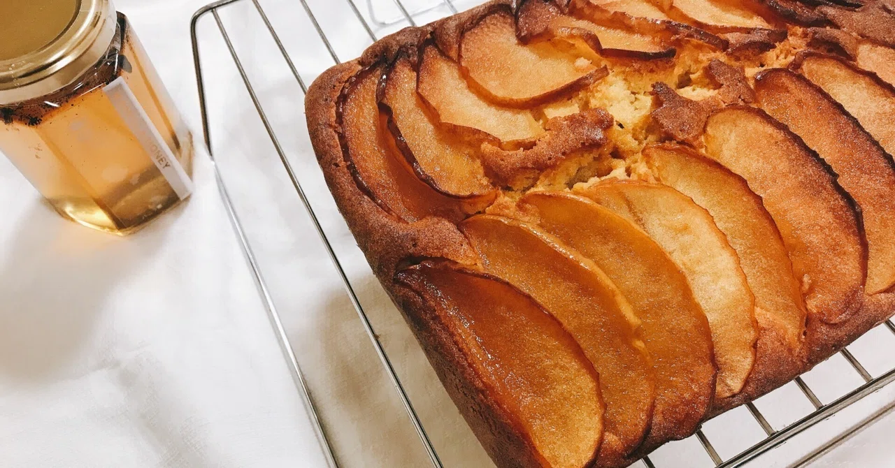 [Apple and Vanilla Honey Cake] A cake with a subtle scent of vanilla ...