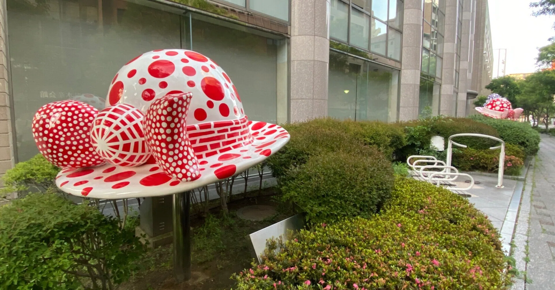 建物に寄り添うようにアートがある｜sanchi