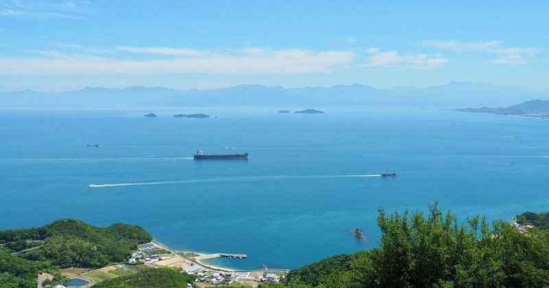 島に陽のあたりどおしよふゆの海