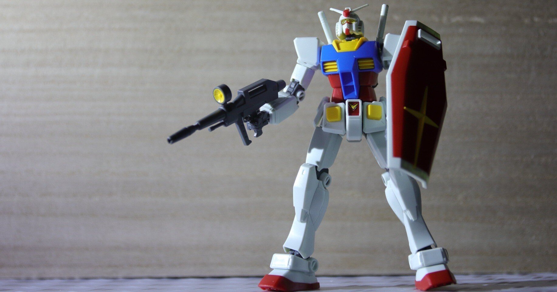 すけ（嫁）、はじめてのガンプラ製作にいそしむ ＃素組み｜きちとすけ